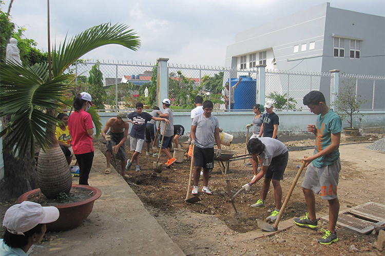 Students working on a construction project in Vietnam>