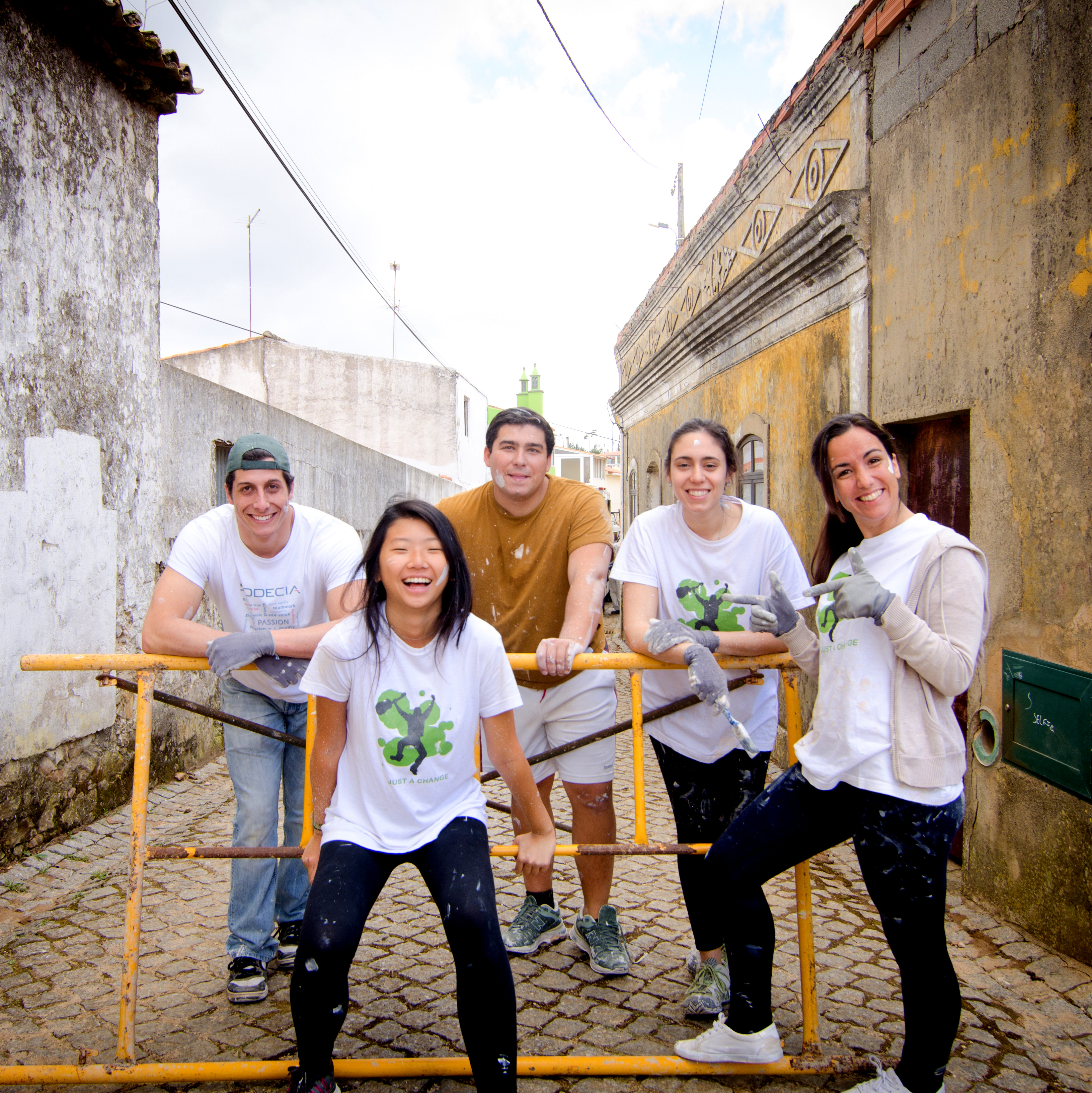 What are the benefits of volunteering abroad as a student?