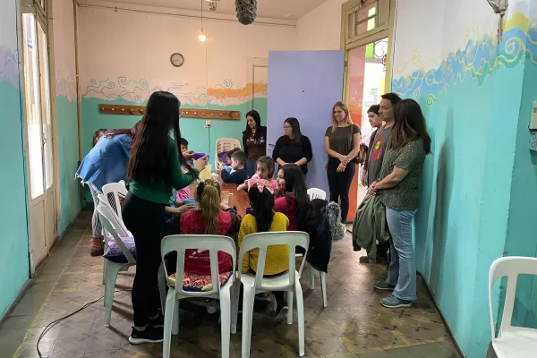 Voluntariado pressão em um centro de educação social para crianças