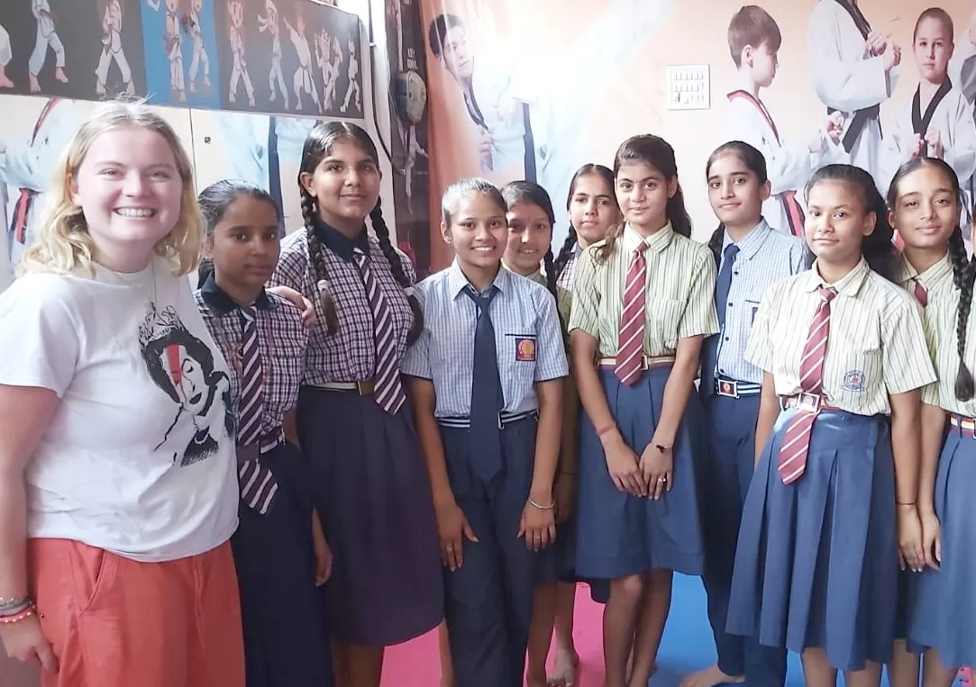 Arbeitsgemeinschaftsprogramm für Frauen und Berufsausbildung in Jaipur, India, met ehrenamtlichen Lösungen